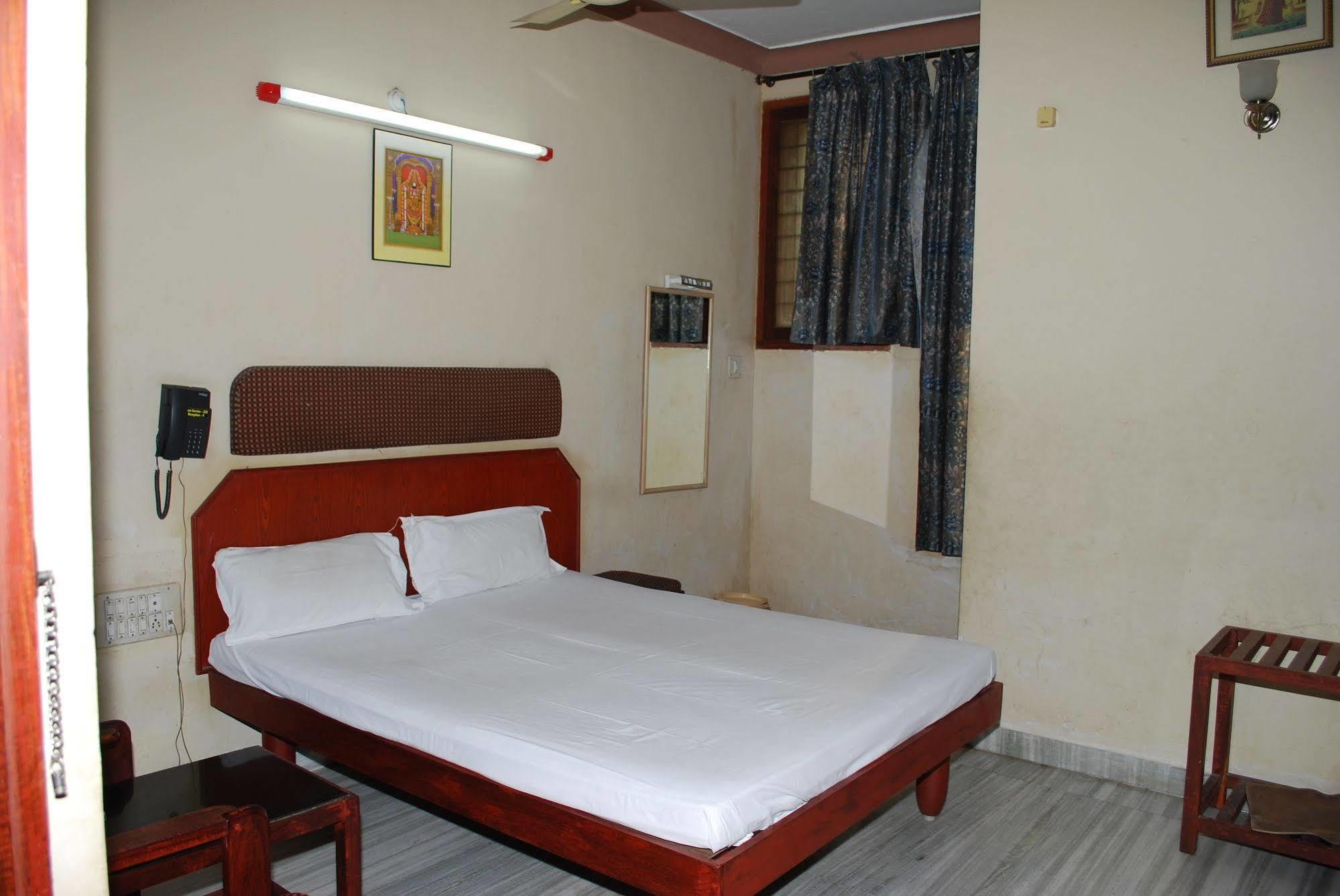 فندق Sri Sai Residency تيروباتي المظهر الخارجي الصورة